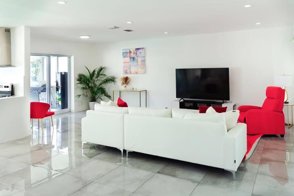 Luxurious & Modern Open Floor Plan Heated Pool Villa 好莱坞 外观 照片